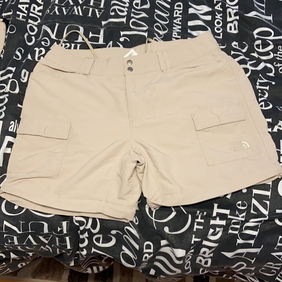 Never been worn before North Face pants/shorts - Picture 6 of 6